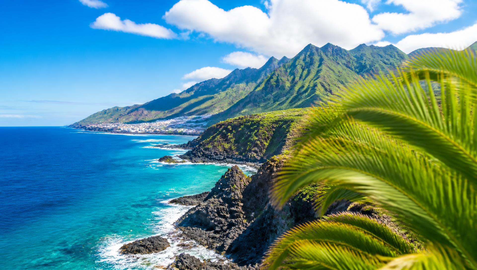 Costa de las Islas Canarias con agua turquesa y acantilados volcánicos